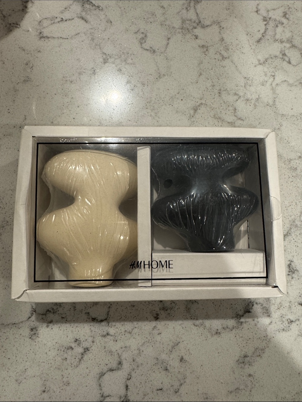 H&M HOME Decorative Ceramic salt and pepper shaker Set - Cream & black